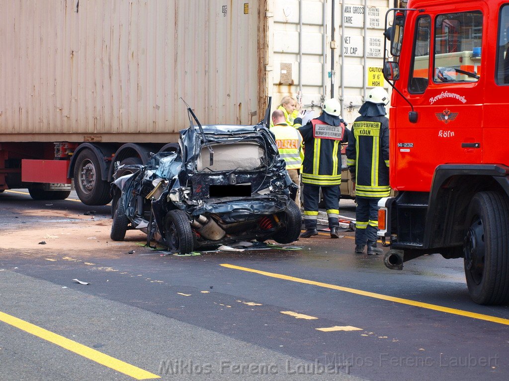 VU PKW unter LKW A 1 Rich Dortmund Koeln West AS Loevenisch P146.JPG